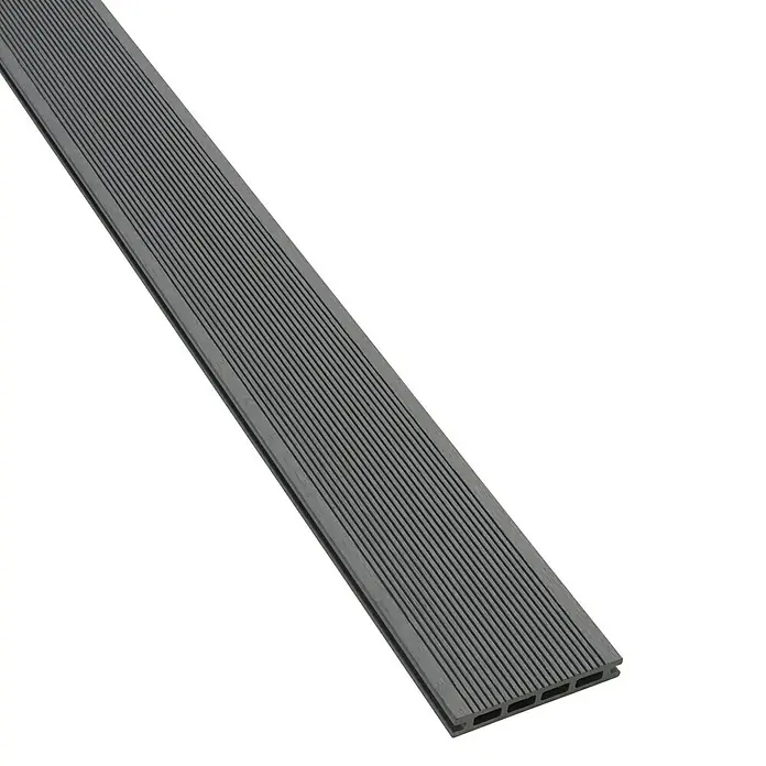 Tablón para terraza WPC Techwood - 300 x 13,5 x 2,1 cm, Gris oscuro - Un primer plano de una tabla de terraza compuesta gris, estriada, ideal para espacios al aire libre, que muestra sus propiedades de resistencia a la intemperie.