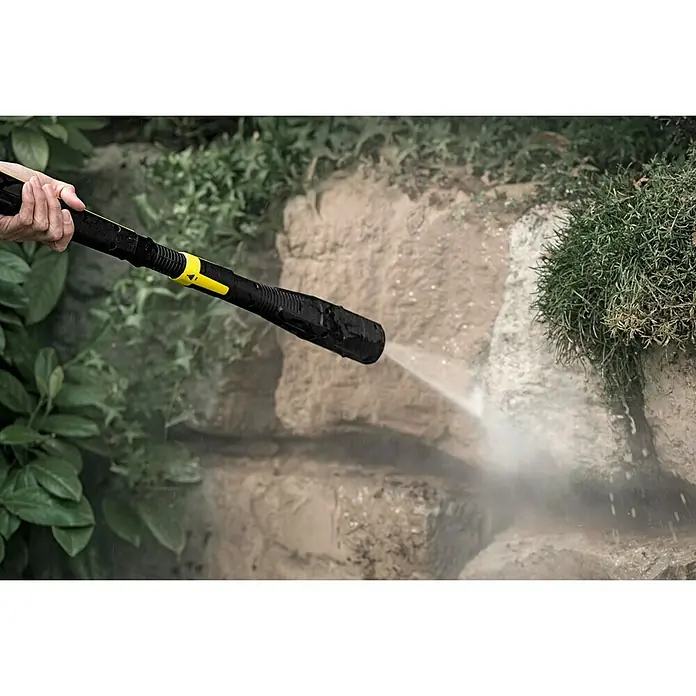 Kärcher Boquilla de alta presión MJ 145 - Regulación continua de presión, Específico para: Hidrolimpiadora de alta presión Kärcher K5 Premium Full Control Plus - La imagen muestra una lanza rociadora Kärcher amarilla y negra limpiando una pared de piedra.