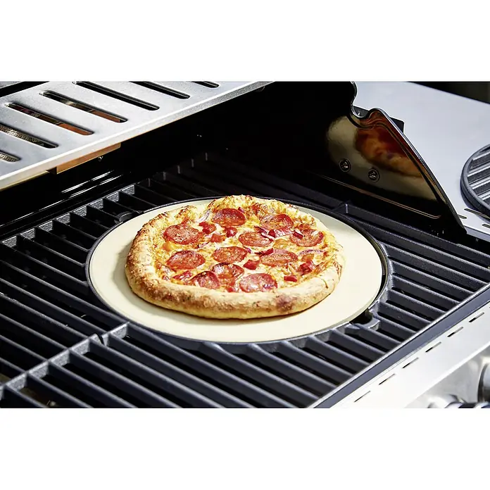 Kingstone KMS Pizzastein - Durchmesser: 30 cm - Ein perfekt gebackene Pizza auf einem Pizzastein auf einem Grill, bereit zum Genießen.\n