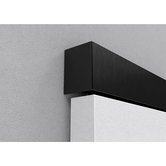 Entravia Schiebetürbeschlag Bright-Slide Holz/Glas - Schwarz eloxiert, Art Beschlag: Geschlossen, 2.000 mm, Traglast: 65 kg - Nahaufnahme eines modernen Produktdesigns mit einer schwarzen Leiste über einer weißen, strukturierten Oberfläche, hervorgehoben durch graue Wände.