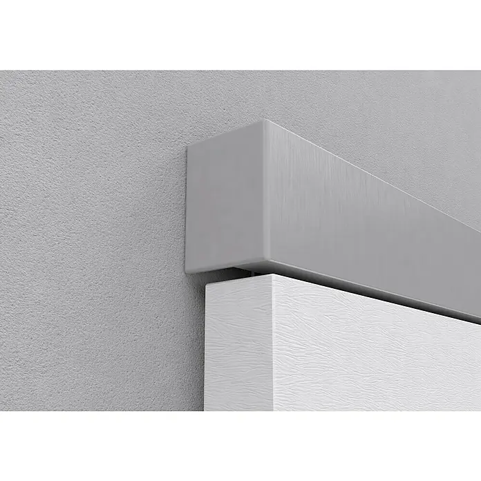 Entravia Schiebetürbeschlag Bright-Slide Holz/Glas - Aluminium, Art Beschlag: Geschlossen, 2.000 mm, Traglast: 65 kg - Nahaufnahme eines modernen, weißen Schranks mit einem eleganten, silbernen Überhang, der das minimalistische Design hervorhebt.