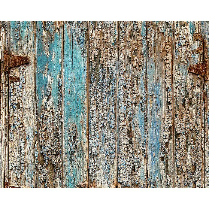A.S. Création Designpanel pop.up - Holz Vintage, Grau/Blau/Braun, 35 cm x 2,5 m - Detailansicht einer alten Holztür mit abblätternder blauer Farbe und verrosteten Scharnieren, die den rustikalen Charme hervorhebt.
