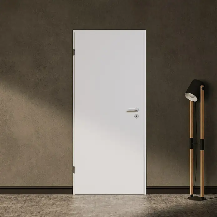 Diamond Doors Modern Zimmertürgarnitur L-Form BB - Stärke Tür: 38 mm - 45 mm, Edelstahl, Buntbart - Eine moderne, weiße Innentür mit stilvollem Türgriff vor einer dunklen Wand, ergänzt durch eine elegante Stehlampe.
