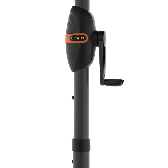 Doppler Marktschirm myZone Auto Tilt - Blockstreifen Anthrazit, Bespannungsmaß (L x B): 200 x 300 cm - Dunkelgrauer Doppler Sonnenschirm-Kurbelmechanismus mit orangefarbenem Logo.
