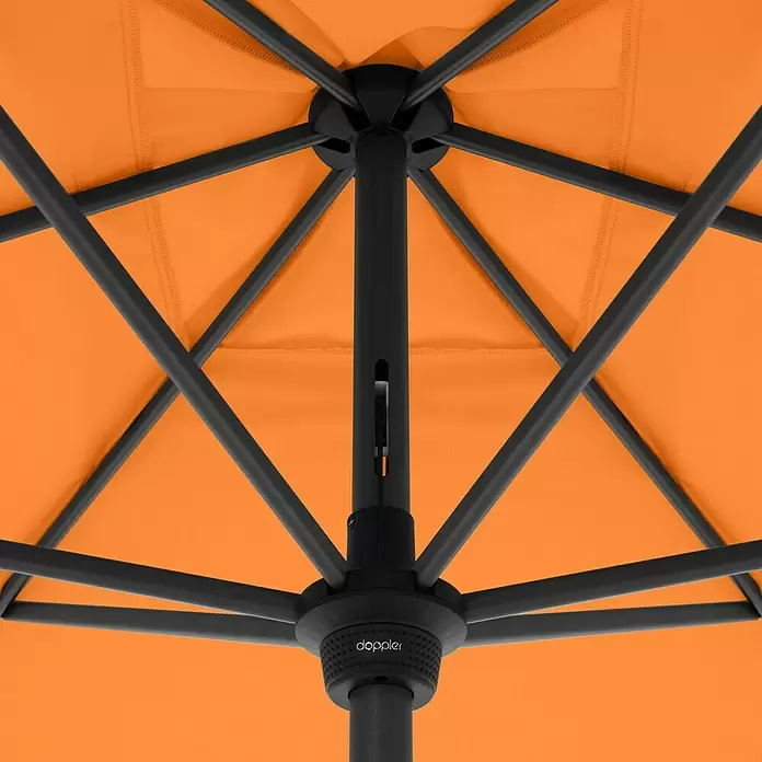 Doppler Marktschirm myZone Auto Tilt - Orange, Bespannungsmaß (L x B): 200 x 300 cm - Unterseite eines orangefarbenen Doppler-Schirms mit schwarzem Gestell, Mittelstange und sichtbaren Speichen.