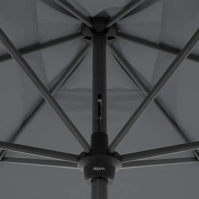 Doppler Marktschirm myZone - Anthrazit, Bespannungsmaß (L x B): 200 x 300 cm - Nahaufnahme der Unterseite eines grauen Doppler-Sonnenschirms, der die Konstruktion und das Design hervorhebt.