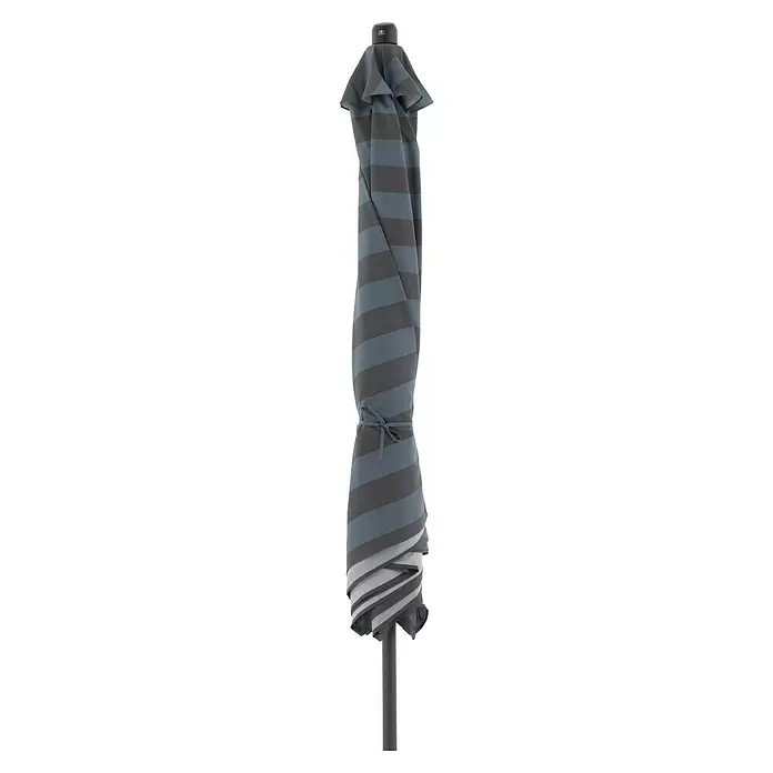 Doppler Marktschirm myZone Auto Tilt - Blockstreifen Anthrazit, Durchmesser Bespannung: 305 cm - Geschlossener Schirm mit dunkelgrauen und blauen Streifen, ordentlich gebunden und mit einem Gurt fixiert.