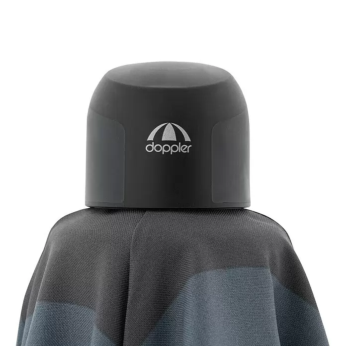 Doppler Marktschirm myZone Push Up - Blockstreifen Anthrazit, Durchmesser Bespannung: 300 cm - Nahaufnahme eines zusammengeklappten Doppler-Regenschirms. Er hat eine dunkelgraue Kappe mit Logo und dunkelgrau-blau gestreiften Stoff.