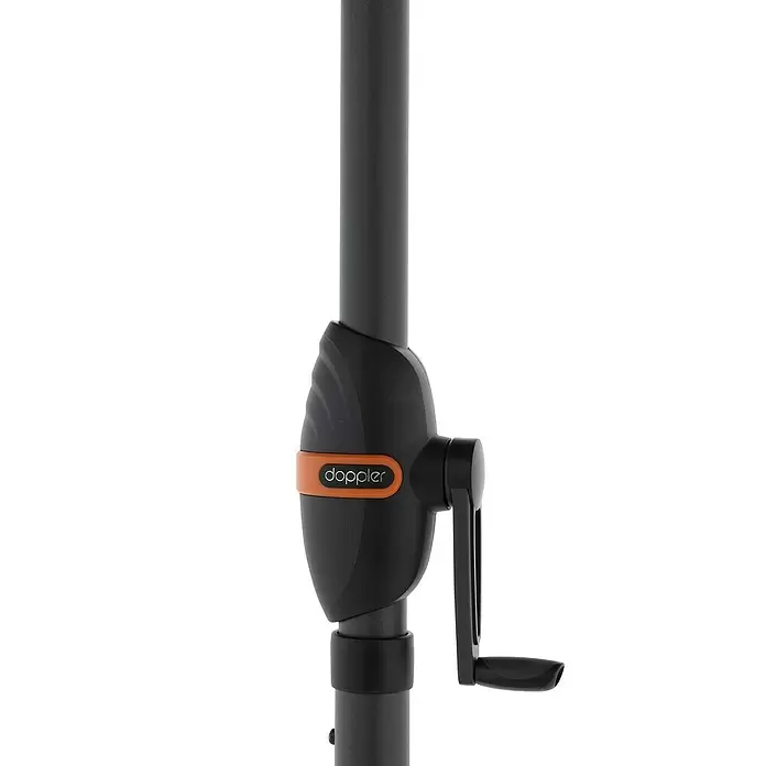 Doppler Marktschirm myZone Auto Tilt - Blockstreifen Anthrazit, Durchmesser Bespannung: 305 cm - Schwarzer und orangefarbener Sonnenschirm-Kurbelmechanismus mit 'doppler'-Logo auf dunkelgrauem Mast.