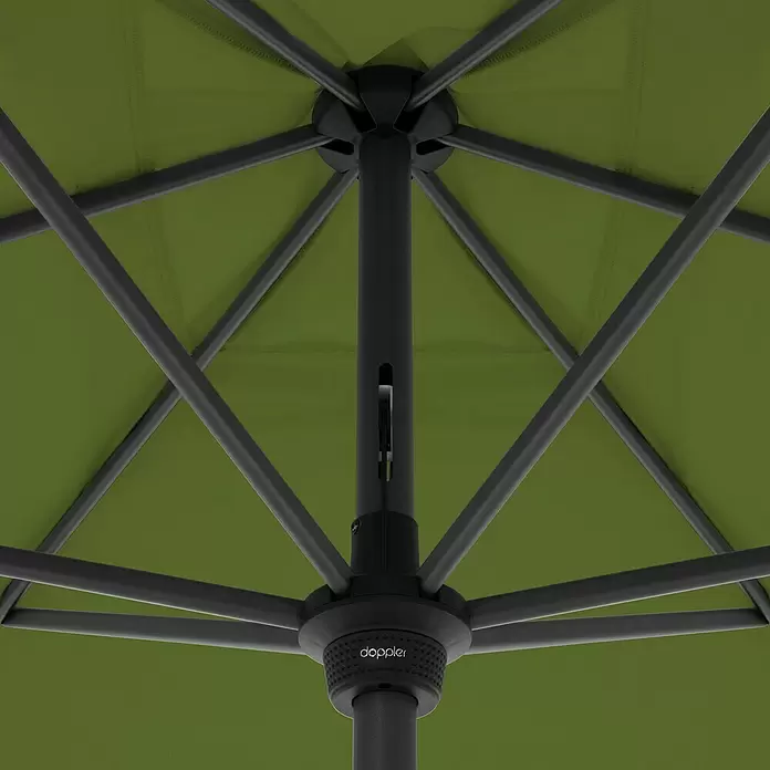 Doppler Marktschirm myZone Auto Tilt - Kiwi, Bespannungsmaß (L x B): 200 x 300 cm - Unteransicht eines grünen Sonnenschirmdachs mit schwarzen Rippen und Mittelstange. Die zentrale Nabe trägt das 'doppler'-Logo.