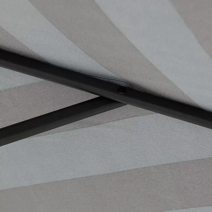 Doppler Marktschirm myZone Auto Tilt - Blockstreifen Anthrazit, Bespannungsmaß (L x B): 200 x 300 cm - Gestreifter Markisenstoff in Hellgrau- und Beigetönen mit schwarzen Metallstreben, von unten gesehen.