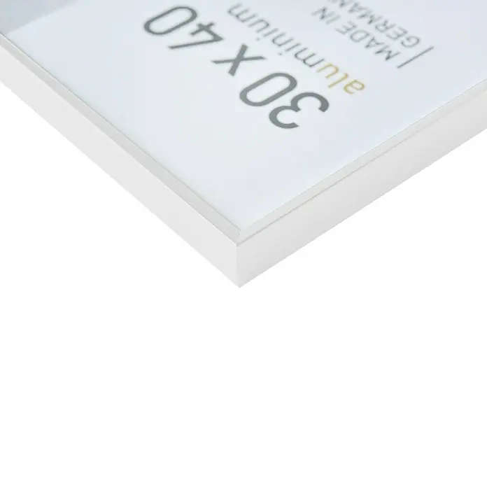 Nielsen Alurahmen Pixel - 30 x 30 cm, Weiß - Nahaufnahme eines weißen Aluminium-Fotorahmens 30x40, hergestellt in Deutschland, der eine hochwertige Verarbeitung und modernes Design zeigt.