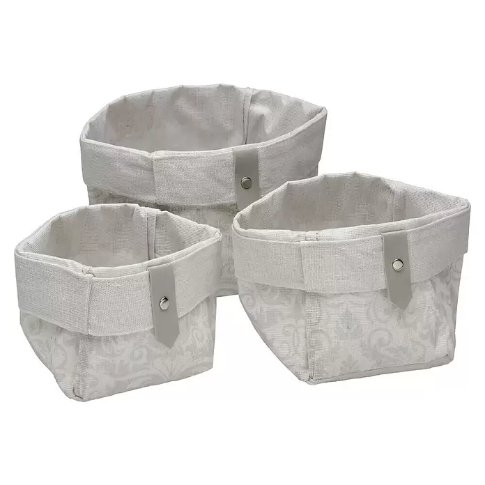 Versa Juego de cestas - Damasco, Poliéster - Tres cestas de almacenaje de tela blanca con patrón sutil y pestañas de polipiel gris.