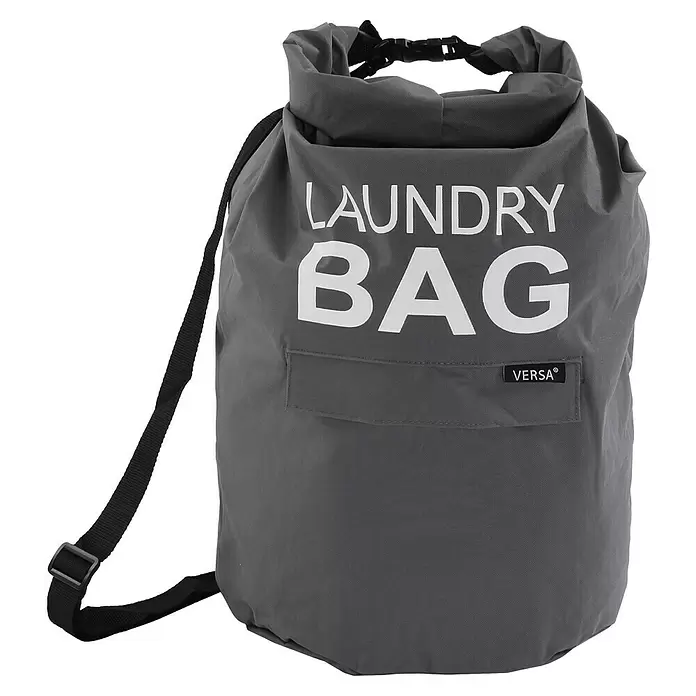 Versa Bolsa para ropa - Gris oscuro - Bolsa de lavandería de tela gris con texto "LAUNDRY BAG", correa negra y cierre de hebilla, con etiqueta de marca "VERSA".