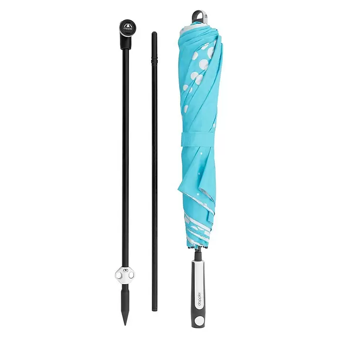 Doppler Expert Strandschirm Manual Muli - Blau/Silber, Durchmesser Bespannung: 160 cm - Hellblauer Sonnenschirm mit weißen Punkten, gefaltet, mit Griff und zwei schwarzen Verlängerungsstangen, eine mit Erdspieß.