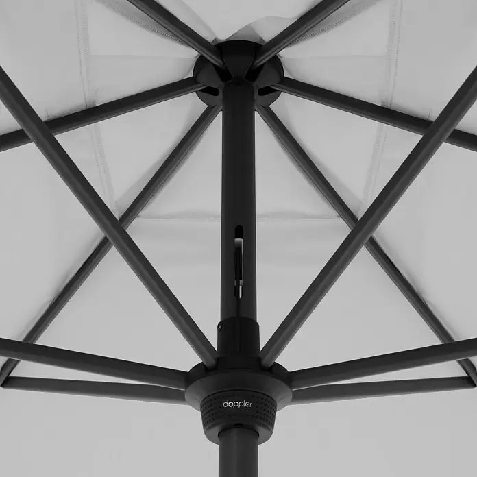 Doppler Marktschirm myZone Auto Tilt - Hellgrau, Bespannungsmaß (L x B): 200 x 300 cm - Ansicht von unten auf ein dunkelgraues Sonnenschirmgestell mit zentralem Mechanismus und hellgrauem Stoff. Doppler-Logo sichtbar.