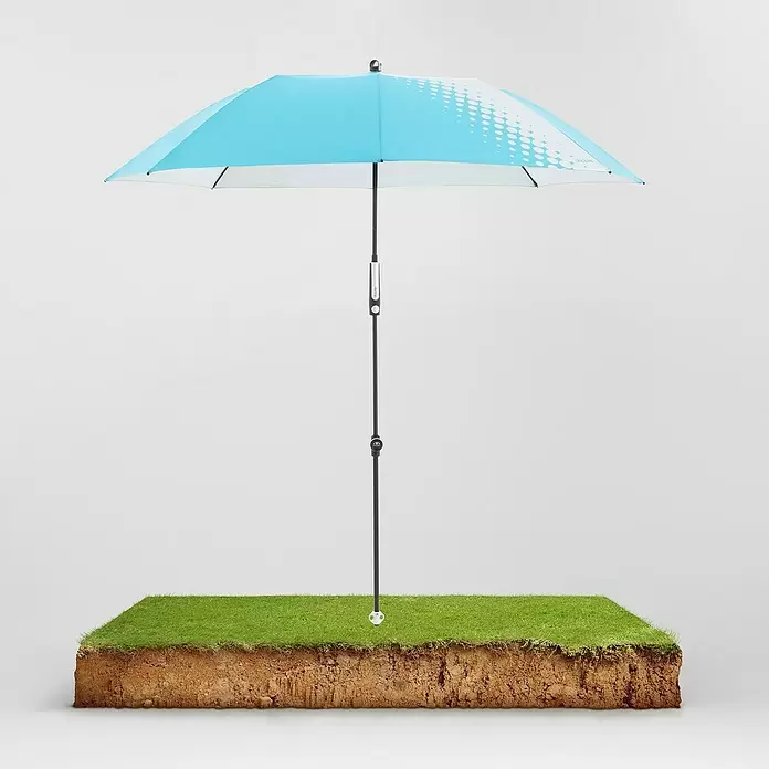 Doppler Expert Strandschirm Manual Muli - Blau/Silber, Durchmesser Bespannung: 160 cm - Blau-weiß Doppler Schirm mit Punktmuster, aufrecht stehend in einem quadratischen Rasenstück.
