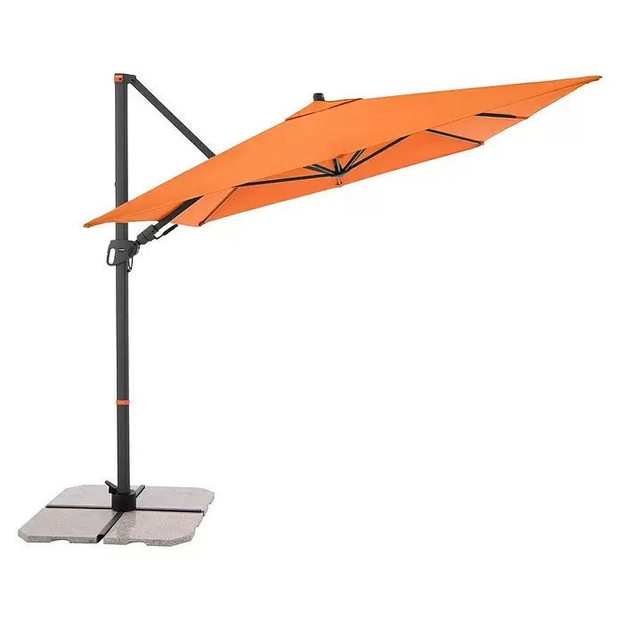 Doppler Ampelschirm myZone AX - Orange, Bespannungsmaß (L x B): 320 x 240 cm - Ausleger-Sonnenschirm mit orangefarbenem rechteckigem Schirm und dunkelgrauem Gestell, auf großem grauem Steinsockel.
