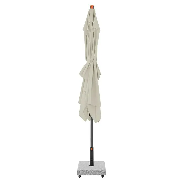 Doppler Marktschirm myZone - Natur, Bespannungsmaß (L x B): 200 x 300 cm - Nahaufnahme eines geschlossenen Sonnenschirms mit grauem Stoff, der an einem dunklen Mast mit einem grauen Sockel befestigt ist.