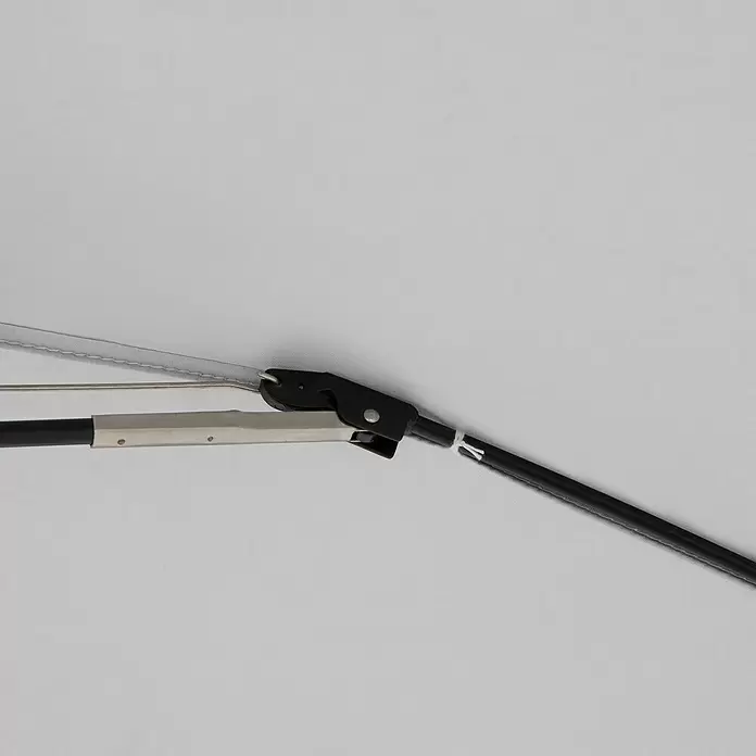 Doppler Expert Strandschirm Manual Muli - Hellgrau/Grün, Durchmesser Bespannung: 160 cm - Schwarz-silbernes Metallgelenk und Gestänge eines Softbox- oder Foto-Schirms, das den Klappmechanismus zeigt.