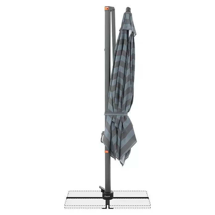 Doppler Ampelschirm myZone AX - Blockstreifen Anthrazit, Bespannungsmaß (L x B): 320 x 240 cm - Zusammengeklappter Sonnenschirm mit grau-hellblauer Streifenbespannung, grauem Mast und weißem Standfuß.