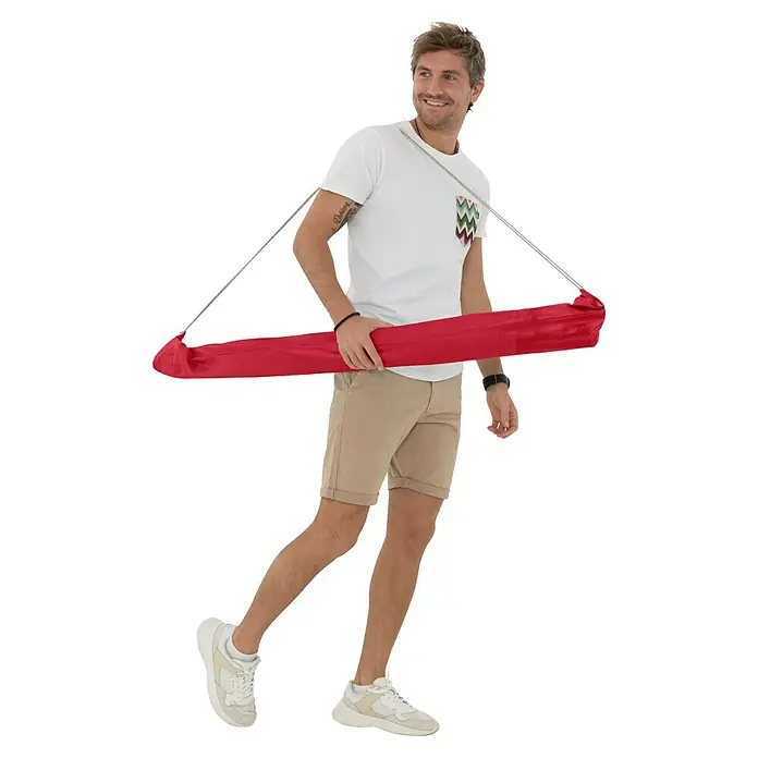 Doppler Strandschirm Windprofi Neo - Rot, Durchmesser Bespannung: 200 cm - Ein Mann mit einer Strandmatte über der Schulter. Bequeme und praktische Lösung für entspannte Tage am Strand.