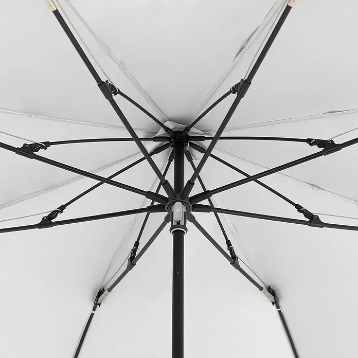 Doppler Expert Strandschirm Manual Muli - Hellgrau/Grün, Durchmesser Bespannung: 160 cm - Unterseite eines geöffneten Regenschirms mit schwarzen Speichen und weißem Stoff, zeigt den internen Mechanismus.