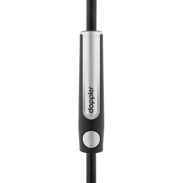 Doppler Expert Strandschirm Manual Muli - Blau/Silber, Durchmesser Bespannung: 160 cm - Schwarze In-Line-Fernbedienung für Kopfhörer mit silberner Blende, "doppler"-Schriftzug und silbernem Knopf mit Dreieck-Symbol.