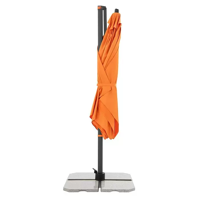 Doppler Ampelschirm myZone AX - Orange, Bespannungsmaß (L x B): 320 x 240 cm - Zusammengeklappter orangefarbener Terrassenschirm mit dunkelgrauem Mast und hellgrauem Fuß.