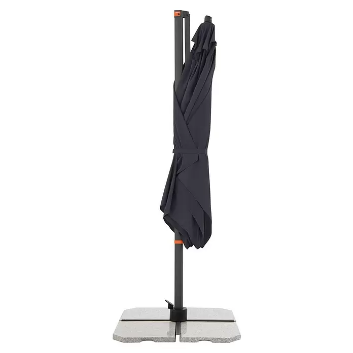 Doppler Ampelschirm myZone AX - Anthrazit, Bespannungsmaß (L x B): 320 x 240 cm - Zusammengeklappter dunkelgrauer Sonnenschirm mit grauem Mast und hellem Steinfuß.