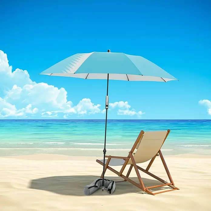 Doppler Expert Strandschirm Manual Muli - Blau/Silber, Durchmesser Bespannung: 160 cm - Blauer und weißer Sonnenschirm mit Strandstuhl an einem Sandstrand am Meer.