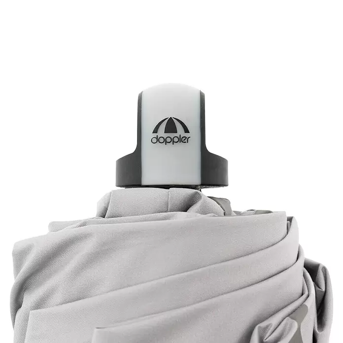 Doppler Expert Strandschirm Manual Muli - Hellgrau, Durchmesser Bespannung: 160 cm - Gefalteter grauer Regenschirm mit weiß-schwarzem Griff, der das „doppler“-Logo zeigt.