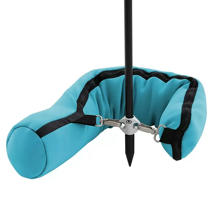 Doppler Expert Strandschirm Manual Muli - Blau/Silber, Durchmesser Bespannung: 160 cm - Weiches, türkises U-förmiges Schirmfußgewicht mit schwarzen Reißverschlüssen und Gurten, mit Metallclips an einer schwarzen Stange befestigt.