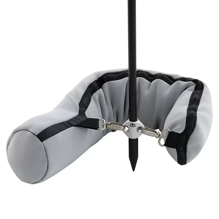 Doppler Expert Strandschirm Manual Muli - Hellgrau, Durchmesser Bespannung: 160 cm - Hellgraues U-förmiges Sandsackgewicht für einen Stock/Schirmspieß, mit schwarzen Reißverschlüssen, Gurten und silbernen Metallclips.