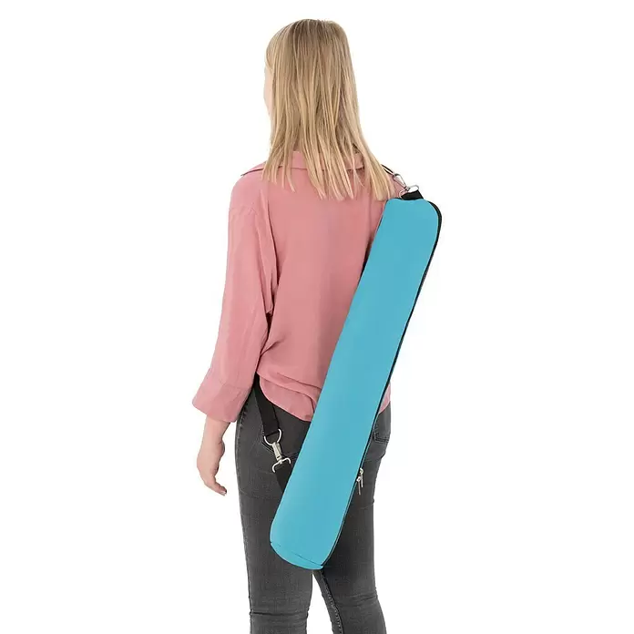 Doppler Expert Strandschirm Manual Muli - Blau/Silber, Durchmesser Bespannung: 160 cm - Blaue Yogamattentasche über der Schulter einer Person getragen.