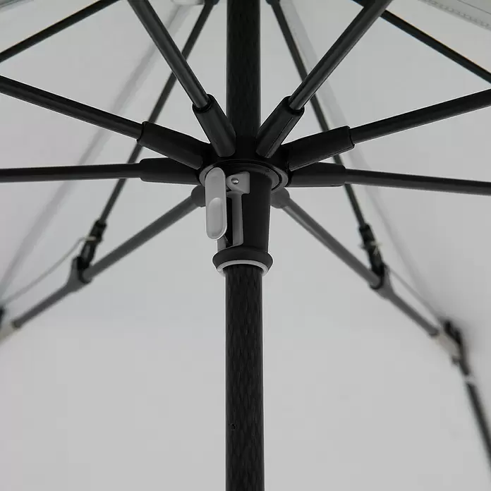 Doppler Expert Strandschirm Manual Muli - Hellgrau/Grün, Durchmesser Bespannung: 160 cm - Innenansicht eines schwarzen Regenschirmgestells mit texturierter Karbonfaserstange und weißem Auslöseknopf.