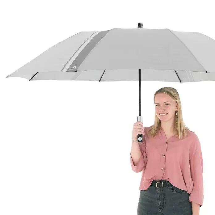 Doppler Expert Strandschirm Manual Muli - Hellgrau, Durchmesser Bespannung: 160 cm - Weißer Regenschirm mit dunkelgrauem Streifen, von einer Frau gehalten.
