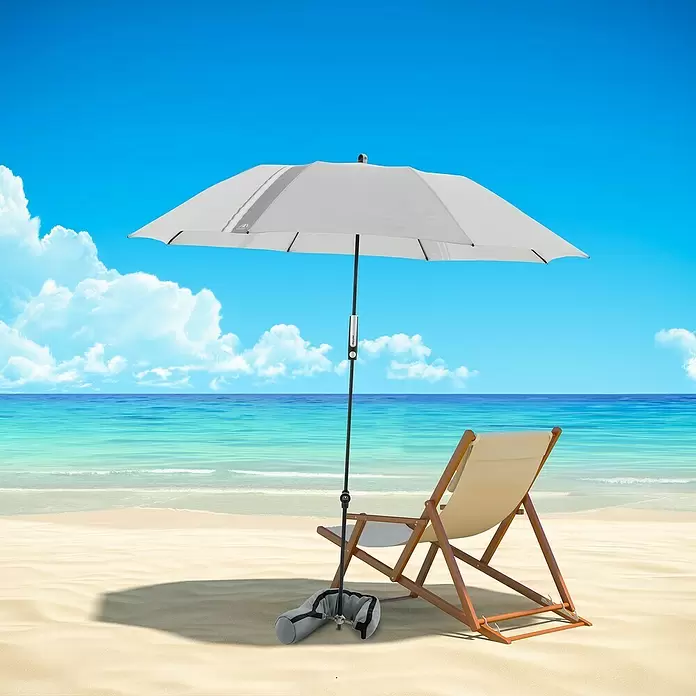 Doppler Expert Strandschirm Manual Muli - Hellgrau, Durchmesser Bespannung: 160 cm - Weißer Sonnenschirm mit beschwertem Fuß spendet einem Holzstrandstuhl am sonnigen Sandstrand Schatten.