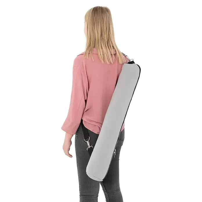 Doppler Expert Strandschirm Manual Muli - Hellgrau/Grün, Durchmesser Bespannung: 160 cm - Hellgrauer zylindrischer Weichkoffer mit schwarzem Gurt, über der Schulter getragen.