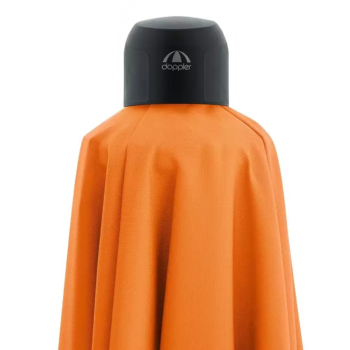Doppler Ampelschirm myZone AX - Orange, Bespannungsmaß (L x B): 210 x 210 cm - Oberteil eines geschlossenen orangefarbenen Regenschirms mit schwarzer Kappe und 'doppler'-Logo.