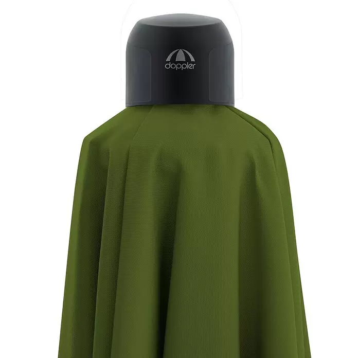 Doppler Ampelschirm myZone AX - Kiwi, Bespannungsmaß (L x B): 210 x 210 cm - Geschlossener olivgrüner Regenschirm aus strukturiertem Stoff mit schwarzer Kappe und Doppler-Logo.