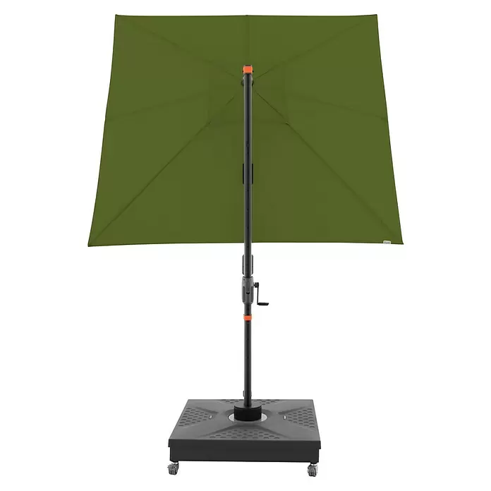 Doppler Ampelschirm myZone AX - Kiwi, Bespannungsmaß (L x B): 210 x 210 cm - Olivgrüner rechteckiger Sonnenschirm mit verstellbarem Mast, Kurbel und mobilem Standfuß.