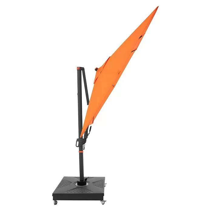 Doppler Ampelschirm myZone AX - Orange, Bespannungsmaß (L x B): 210 x 210 cm - Oranger Ampelschirm, zusammengeklappt, mit dunkelgrauem Gestell und grauem Rollsockel.