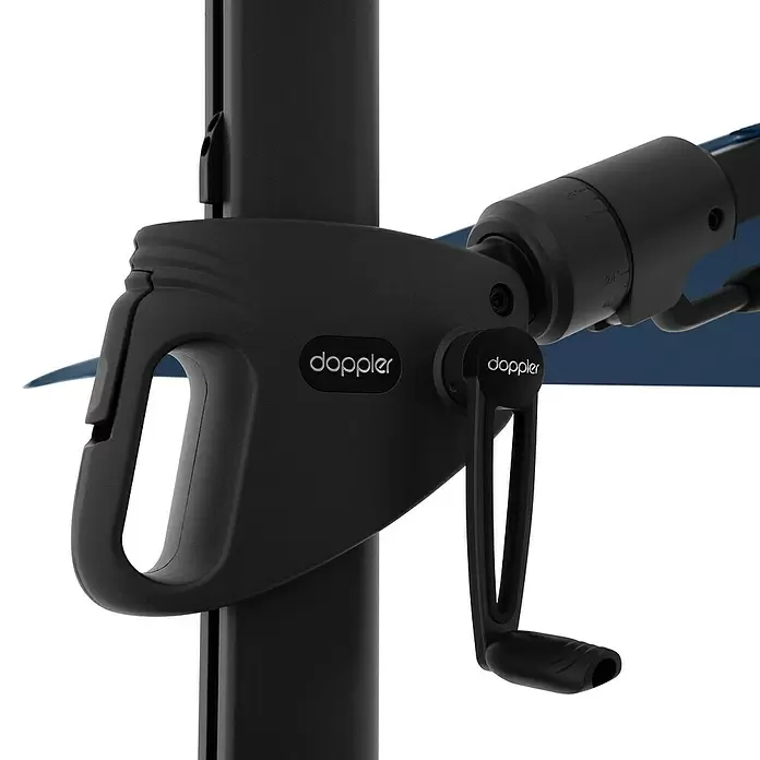 Doppler Ampelschirm myZone AX - Orange, Bespannungsmaß (L x B): 210 x 210 cm - Schwarzer, matter Doppler-Sonnenschirmkurbelmechanismus am Mast, mit blauem Schirmdach im Hintergrund.