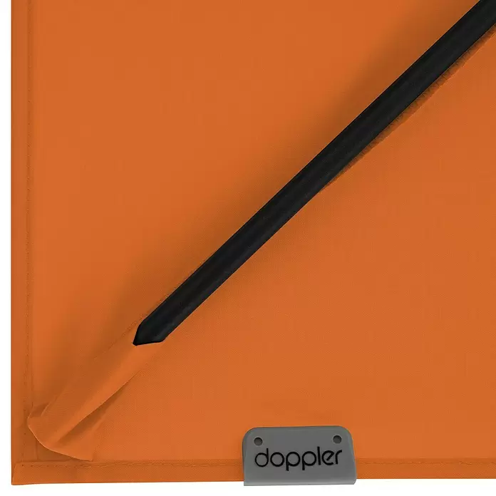 Doppler Ampelschirm myZone AX - Orange, Bespannungsmaß (L x B): 210 x 210 cm - Nahaufnahme eines orangefarbenen Regenschirmdachs mit schwarzer Strebe und grauem 'doppler'-Markenetikett.