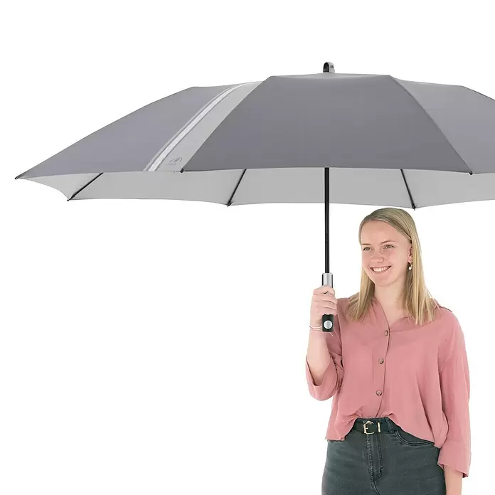 Doppler Expert Strandschirm Manual Muli - Anthrazit, Durchmesser Bespannung: 160 cm - Grauer Regenschirm, von einer Frau gehalten.