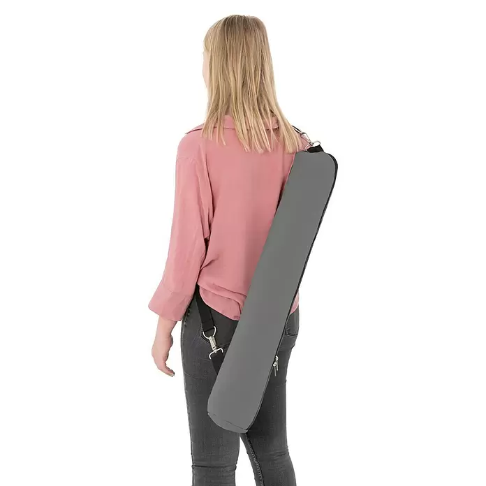 Doppler Expert Strandschirm Manual Muli - Anthrazit, Durchmesser Bespannung: 160 cm - Graue Yogamattentasche über der Schulter einer Person.