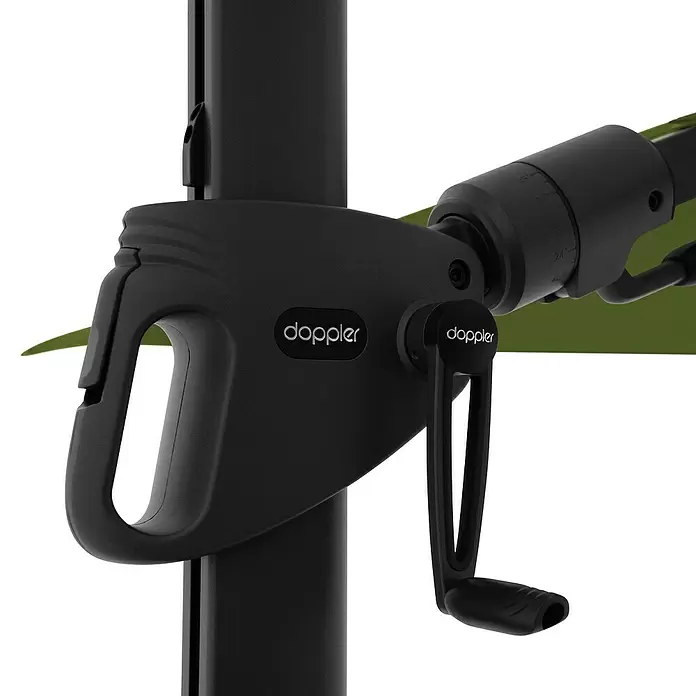 Doppler Ampelschirm myZone AX - Kiwi, Bespannungsmaß (L x B): 210 x 210 cm - Schwarzer Kurbelmechanismus mit 'doppler'-Branding für einen Sonnenschirm, mit strukturiertem Griff und integrierter Steuerung.