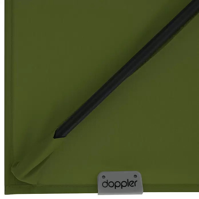 Doppler Ampelschirm myZone AX - Kiwi, Bespannungsmaß (L x B): 210 x 210 cm - Olivgrünes Schirmdach mit schwarzer Strebe und 'doppler' Logo-Etikett.