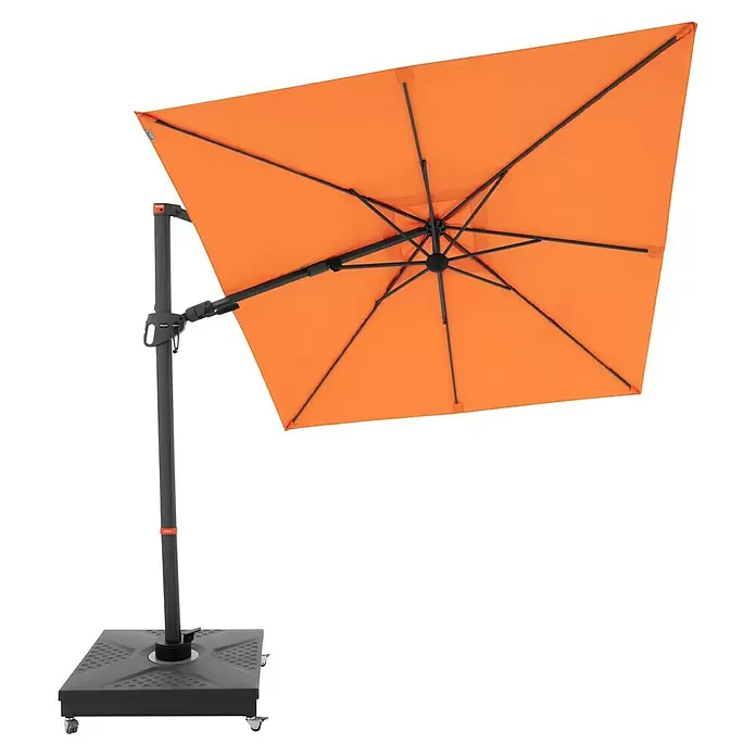 Doppler Ampelschirm myZone AX - Orange, Bespannungsmaß (L x B): 210 x 210 cm - Oranger Ampelschirm mit dunkelgrauem Mast und rollbarem Fuß. Das geneigte quadratische Schirmdach zeigt seine Rippen.